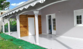 Maison charmante à Sainte-Anne avec jardin clôturé et terrasse.